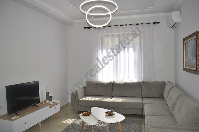 Apartament 1+1 me qira ne rrugen Petro Nini Luarasi, ne Tirane.
Ndodhet ne katin e 3-te te nje vile